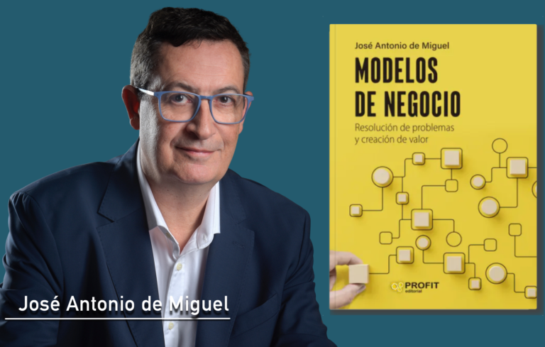 Jose Antonio de Miguel con su libro